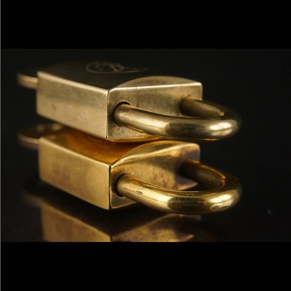 *FIRM* Authentic Louis Vuitton Vintage Lock and Key Set - Picture 10 of 13